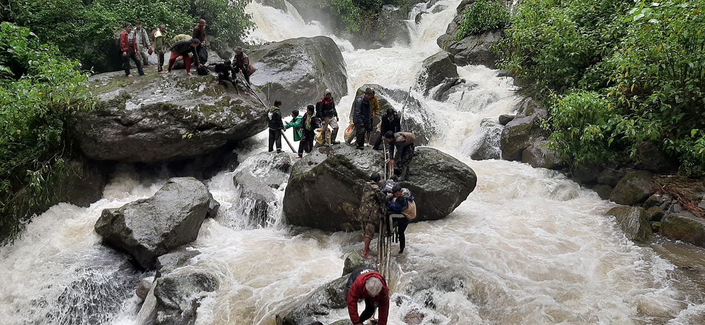 बाढीले हाइड्रोको संरचना बगायो, मजदुरले फड्के तरेर जोगाए ज्यान